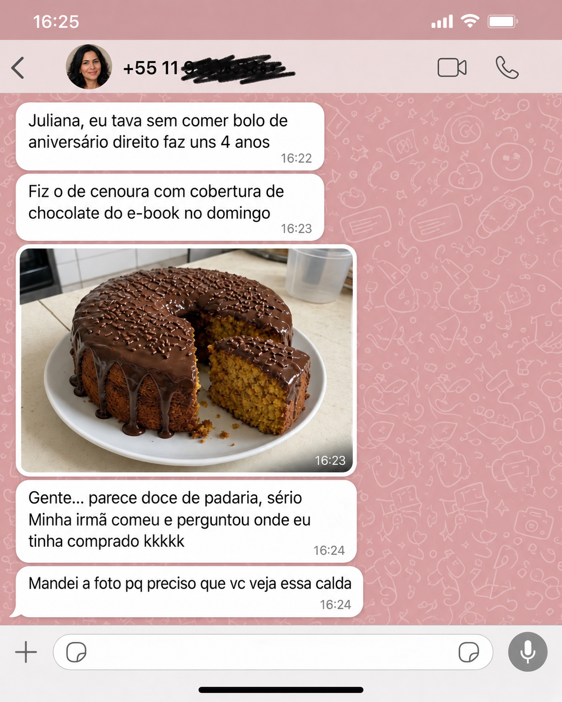 Conversa de cliente mostrando um bolo de cenoura com cobertura de chocolate